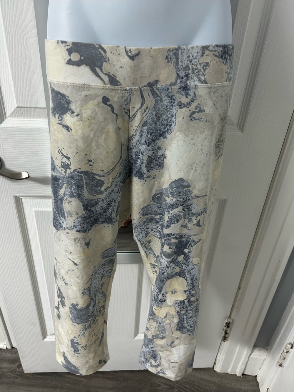 Sonoma Marbled Cropped Leggings in Cream and Blue-Gray